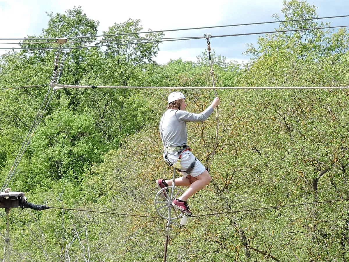 Gost balansira na prijelazu s monociklom u Glavani Parku, Istria