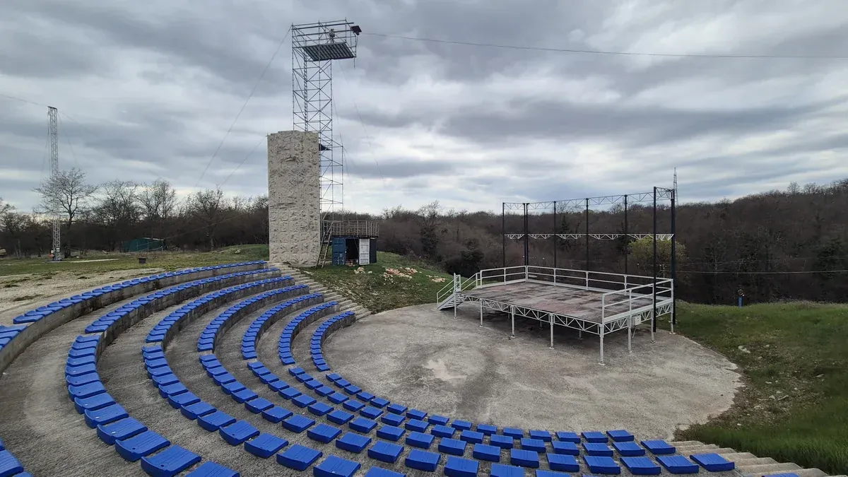 Amfiteatar dolinske zipline i hrastova šuma u Glavani Parku, Istria